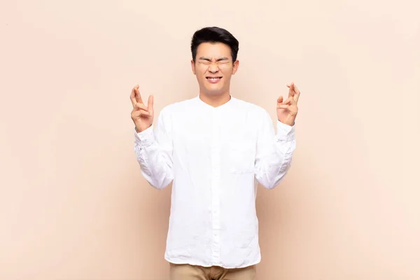 Fiatal Kínai Férfi Érzés Ideges Bizakodó Keresztbe Ujjak Imádkozva Remélve — Stock Fotó