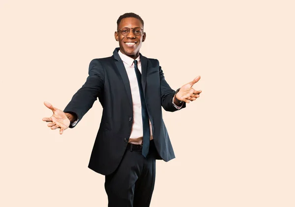 Afrykański Amerykański Biznesmen Uśmiecha Się Radośnie Dając Ciepły Przyjazny Kochający — Zdjęcie stockowe