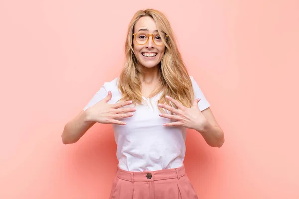 Jong Mooi Blond Vrouw Zoek Gelukkig Verrast Trots Opgewonden Wijzend — Stockfoto