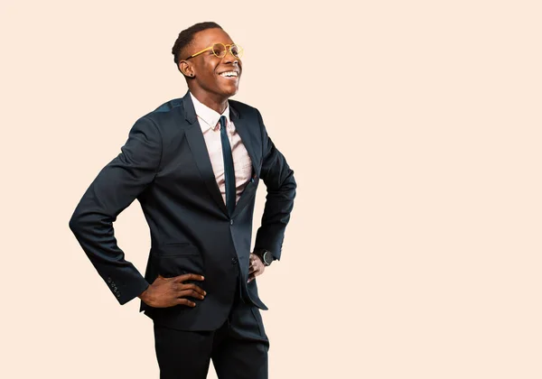 Африканский Американский Бизнесмен Выглядит Счастливым Веселым Уверенным Себе Гордо Улыбаясь — стоковое фото