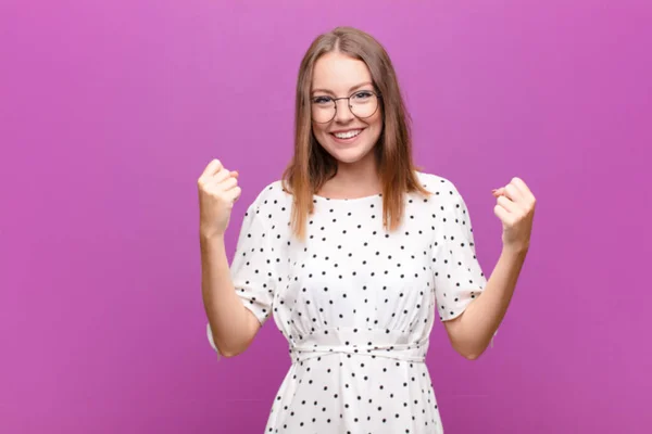 Ung Röd Huvud Kvinna Känner Sig Glad Positiv Och Framgångsrik — Stockfoto