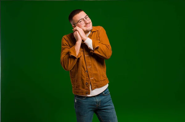 Jovem Homem Bonito Sentindo Amor Olhando Bonito Adorável Feliz Sorrindo — Fotografia de Stock