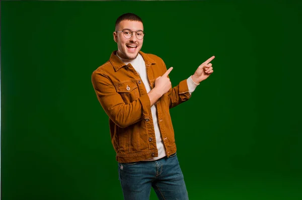 Joven Hombre Guapo Sintiéndose Alegre Sorprendido Sonriendo Con Una Expresión — Foto de Stock