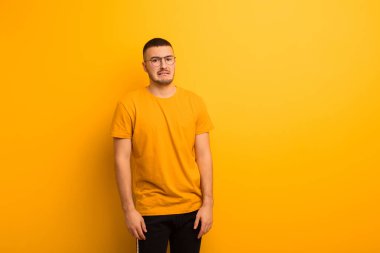 Genç, yakışıklı bir adam hangi seçeneği seçeceğine karar veremiyor, kafası karışık ve kararsız hissediyor.