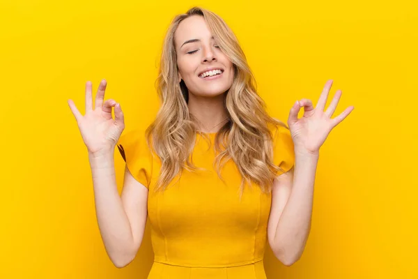 Jovem Bonita Mulher Loira Olhando Concentrado Meditando Sentindo Satisfeito Relaxado — Fotografia de Stock