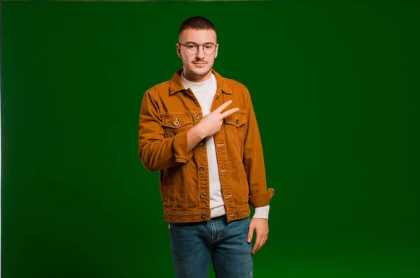 Giovane Bell Uomo Sentirsi Felice Positivo Successo Con Mano Che — Foto Stock