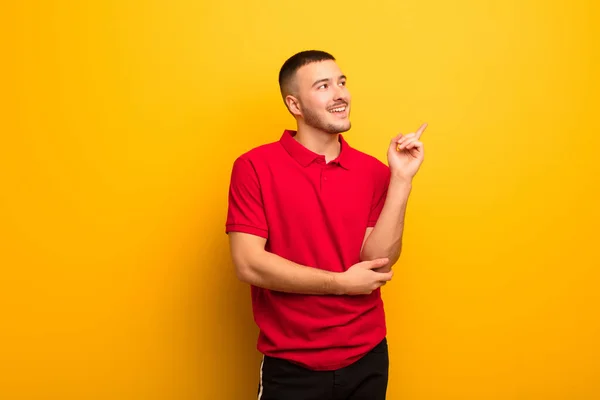 Joven Hombre Guapo Sonriendo Felizmente Mirando Hacia Los Lados Preguntándose — Foto de Stock