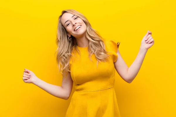 Young Pretty Blonde Woman Smiling Feeling Carefree Relaxed Happy Dancing — ストック写真