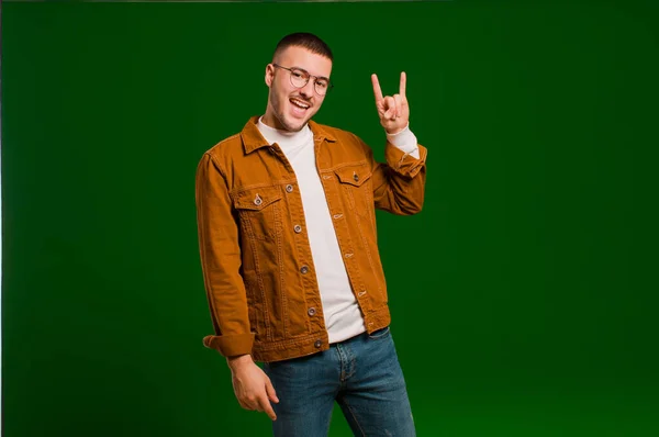 Joven Guapo Hombre Sintiéndose Feliz Divertido Seguro Positivo Rebelde Haciendo — Foto de Stock