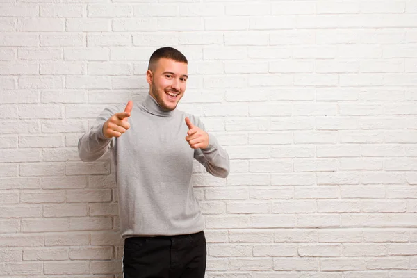 Jonge Knappe Man Glimlachend Met Een Positieve Succesvolle Gelukkige Houding — Stockfoto
