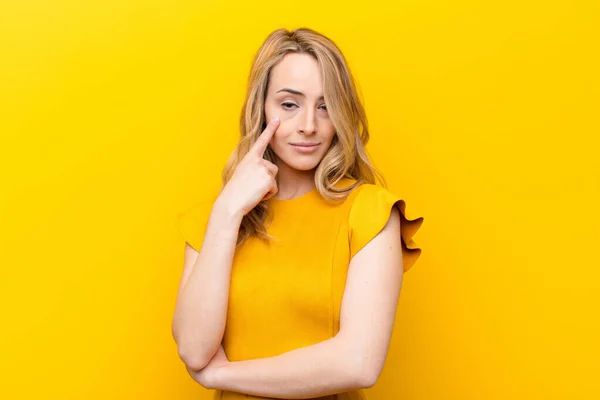 Giovane Bella Donna Bionda Che Tiene Occhio Non Fidandosi Guardando — Foto Stock