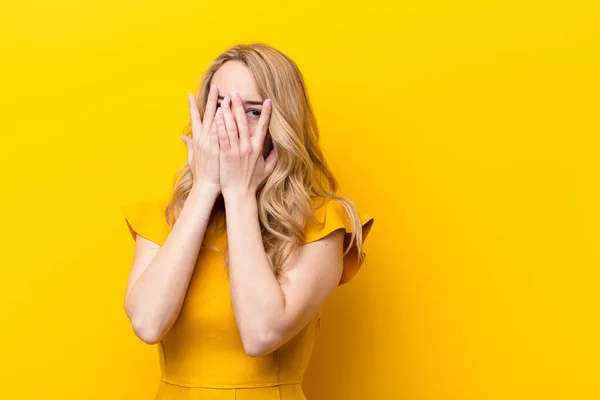 Giovane Bella Donna Bionda Che Copre Viso Con Mani Sbirciando — Foto Stock