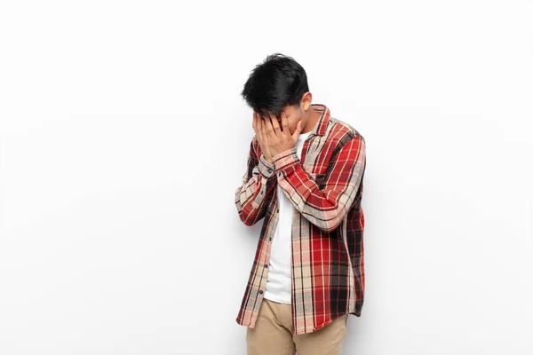 Jovem Chinês Homem Cobrindo Olhos Com Mãos Com Olhar Triste — Fotografia de Stock
