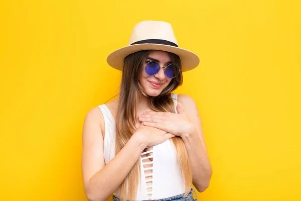 Giovane Bella Donna Sentendosi Romantica Felice Innamorata Sorridendo Allegramente Tenendosi — Foto Stock