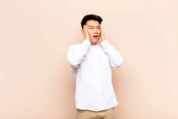 Jovem Chinês Homem Sentindo Feliz Animado Surpreso Olhando Para Lado — Fotografia de Stock