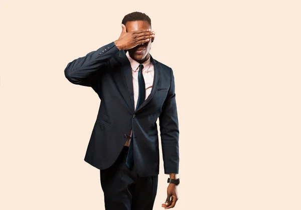 Afrykański Amerykański Biznesmen Zakrywający Oczy Jedną Ręką Przestraszony Lub Niespokojny — Zdjęcie stockowe