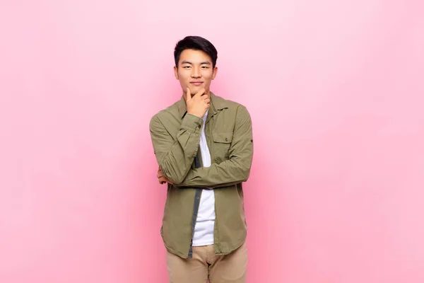 Jovem Chinês Homem Sorrindo Curtindo Vida Sentindo Feliz Amigável Satisfeito — Fotografia de Stock
