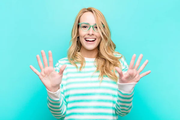 Jovem Mulher Loira Bonita Sorrindo Olhando Amigável Mostrando Número Dez — Fotografia de Stock