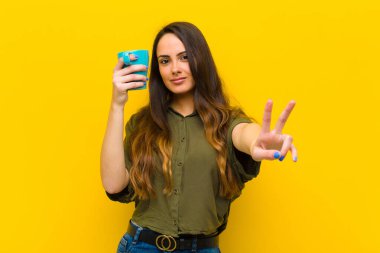 Genç ve güzel bir kadın kahve içiyor.