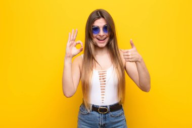 Genç, güzel bir kadın kendini mutlu, şaşkın, tatmin olmuş ve şaşırmış hissediyor.