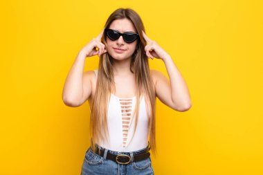 Genç ve güzel bir kadın kafası karışık ya da şüpheci, bir fikre odaklanmış, çok düşünüyor, kenarda boşluğu kopyalamak istiyor.