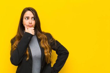 Genç, güzel bir kadın farklı seçenekleri olan, düşünceli, kuşkulu ve kafası karışık bir şekilde iş mi yoksa iş konsepti mi seçeceğini merak ediyor.