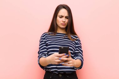 Genç ve güzel bir kadın akıllı telefonunu kullanıyor.