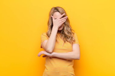 Genç, güzel sarışın kadın stresli, utanmış ya da üzgün görünüyordu. Baş ağrısı vardı. Yüzü bembeyaz olmuştu.