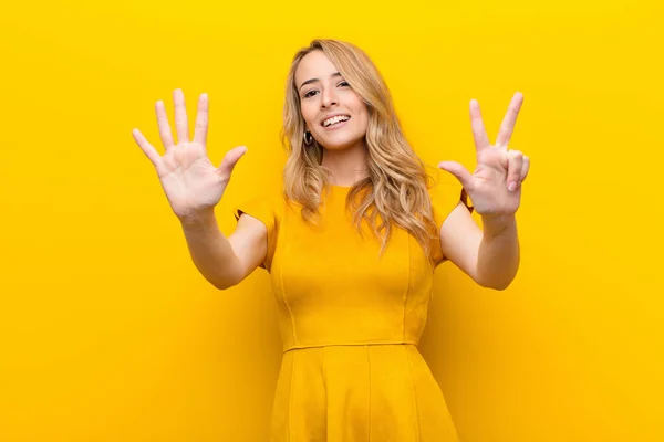 Jong Mooi Blond Vrouw Glimlachen Kijken Vriendelijk Tonen Nummer Acht — Stockfoto