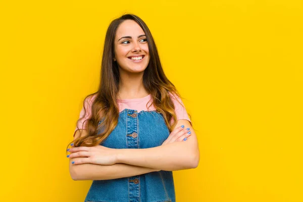 Joven Bonita Mujer Sintiéndose Feliz Orgullosa Esperanzada Preguntándose Pensando Mirando — Foto de Stock