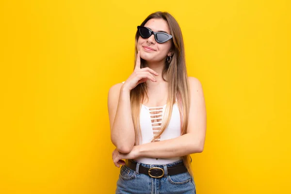 Giovane Bella Donna Sorridente Felicemente Sognare Occhi Aperti Dubitare Guardando — Foto Stock