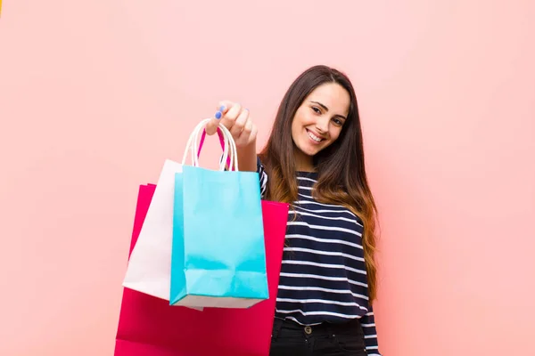 Jonge Mooie Vrouw Met Shopping Tassen — Stockfoto