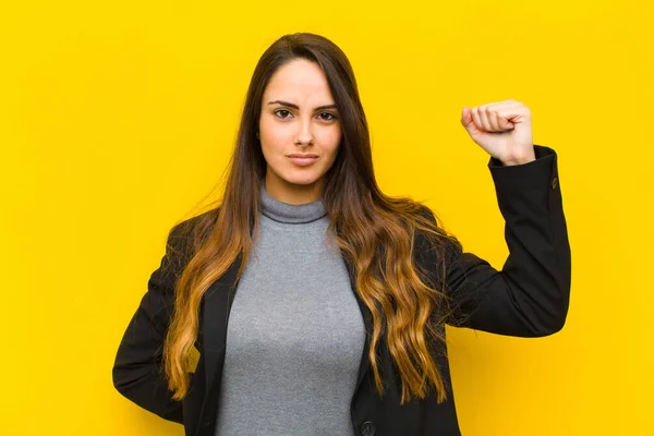 Jovem Bonita Mulher Sentindo Sério Forte Rebelde Levantando Punho Protestando — Fotografia de Stock