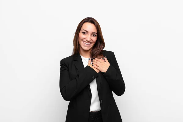 Joven Bonita Mujer Negocios Sintiéndose Romántica Feliz Enamorada Sonriendo Alegremente — Foto de Stock