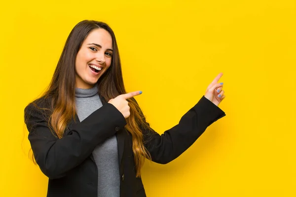 Ung Vacker Kvinna Känner Sig Glad Och Förvånad Ler Med — Stockfoto