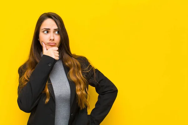 Jovem Mulher Bonita Pensando Sentindo Duvidoso Confuso Com Diferentes Opções — Fotografia de Stock