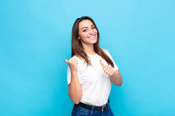 Giovane Bella Donna Sorridente Allegramente Casualmente Punta Copiare Spazio Sul — Foto Stock