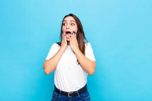 Jong Mooi Vrouw Gevoel Gelukkig Opgewonden Verrast Kijken Naar Zijkant — Stockfoto