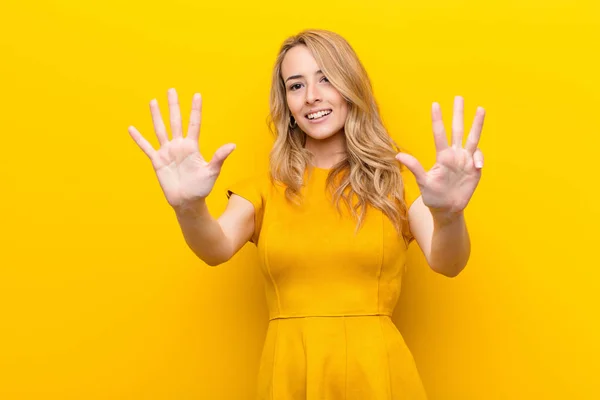 Ung Söt Blond Kvinna Ler Och Ser Vänlig Visar Nummer — Stockfoto