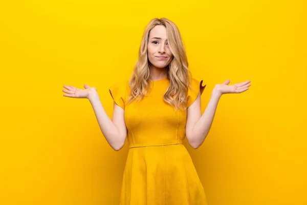 Jovem Mulher Loira Bonita Sentindo Perplexo Confuso Duvidando Ponderando Escolhendo — Fotografia de Stock