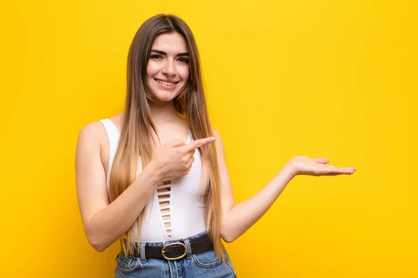 Jonge Mooie Vrouw Glimlachend Gelukkig Zorgeloos Tevreden Wijzend Naar Concept — Stockfoto