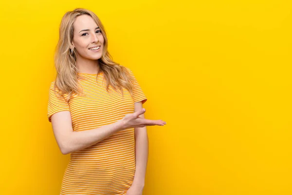 Jovem Mulher Loira Bonita Sorrindo Alegremente Sentindo Feliz Mostrando Conceito — Fotografia de Stock