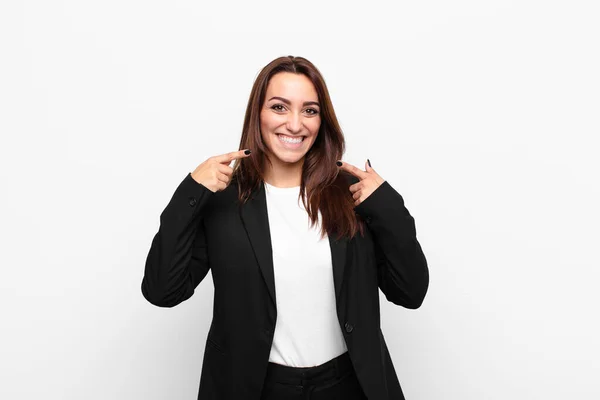 Joven Bonita Mujer Negocios Sonriendo Con Confianza Apuntando Propia Sonrisa — Foto de Stock