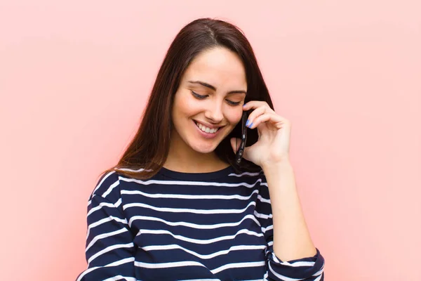 Ung Vacker Kvinna Använder Sin Smarta Telefon — Stockfoto