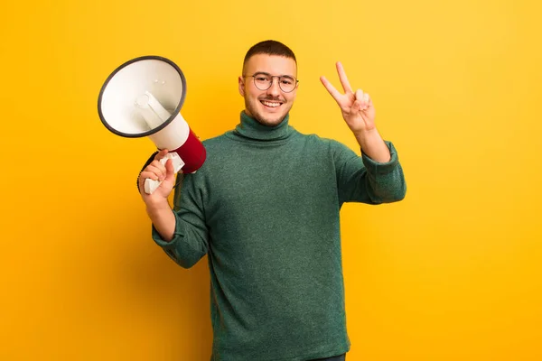 Jonge Knappe Man Tegen Platte Muur Met Een Megafoon — Stockfoto