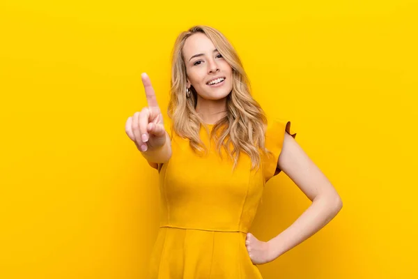 Jovem Mulher Loira Bonita Sorrindo Olhando Amigável Mostrando Número Primeiro — Fotografia de Stock