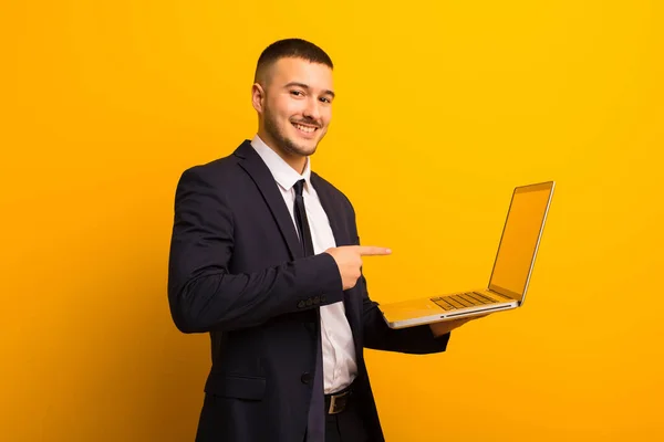 Ung Stilig Affärsman Mot Platt Bakgrund Hålla Bärbar Dator — Stockfoto