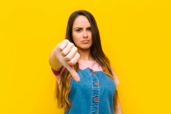 Jong Mooi Vrouw Gevoel Kruis Boos Geïrriteerd Teleurgesteld Ontstemd Tonen — Stockfoto