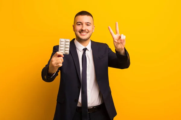 Jovem Empresário Bonito Contra Plano Fundo Com Pílulas Cápsulas — Fotografia de Stock