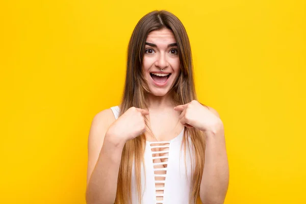 Jovem Mulher Bonita Sentindo Feliz Surpreso Orgulhoso Apontando Para Mesmo — Fotografia de Stock